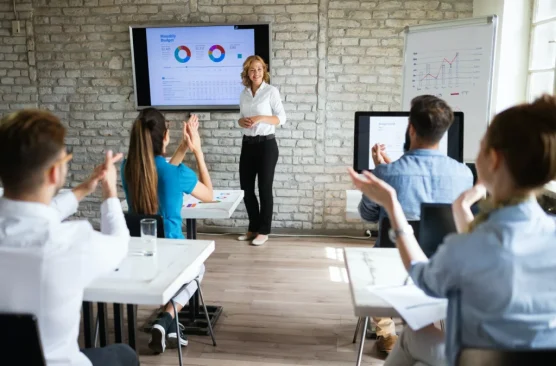 Enseignant et étudiants dans une salle de réunion